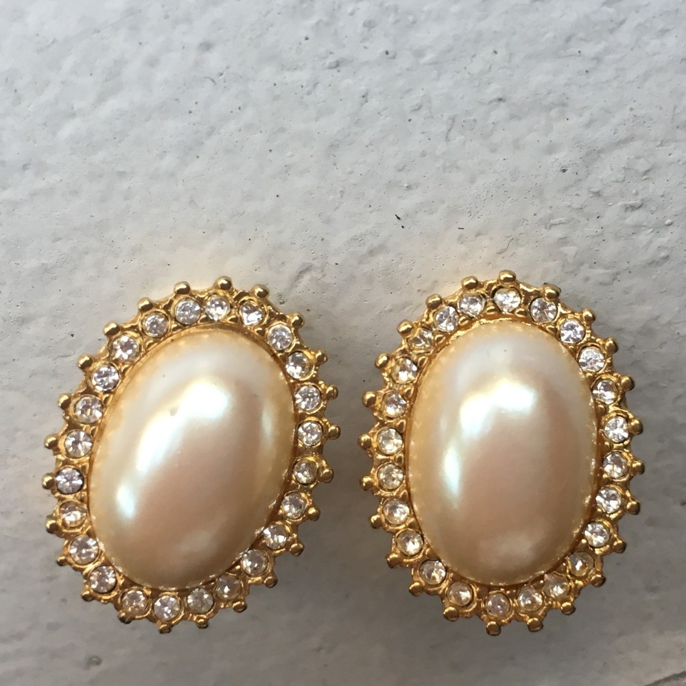 VTG Monet Pearl Gold Raindrop  Clip On Earrings